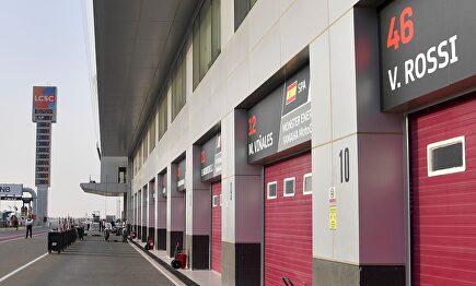Los garajes del circuito de Losail en MotoGP, cerrados por el coronavirus. |  EFE