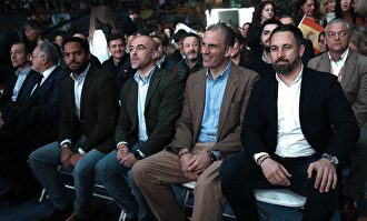 Javier Ortega Smith con Santiago Abascal y Jorge Buxadé durante el acto de Vox en Vistalegre III |  EFE