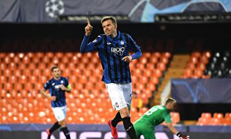 Josip Ilicic celebra uno de sus cuatro goles al Valencia. |  EFE