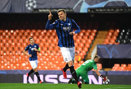 Josip Ilicic celebra uno de sus cuatro goles al Valencia. |  EFE