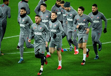 Los jugadores del Atlético de Madrid entrenan en el estadio de Anfield. |  EFE