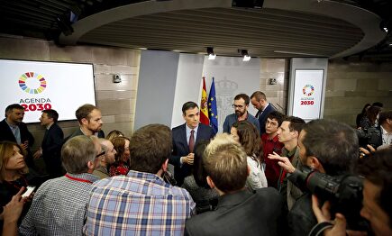 Corrillo de Sánchez en el anuncio del estado de alarma | EFE