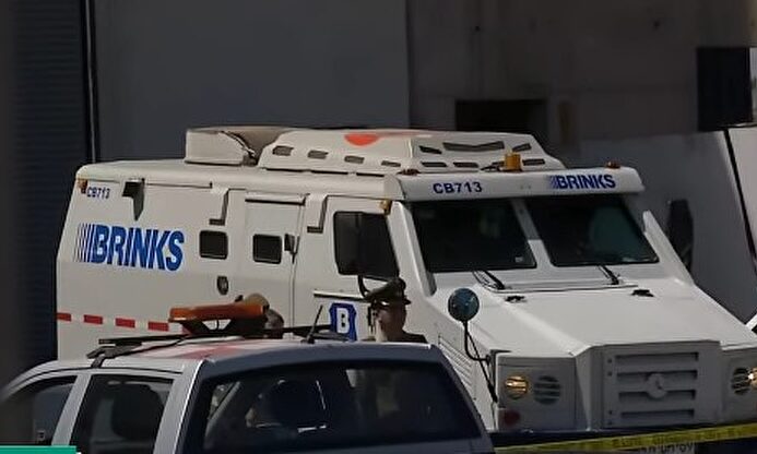 El camión blindado atracado por la banda de atracadores. |  Imagen TV