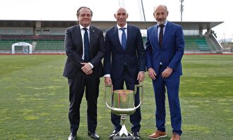 Luis Rubiales (c), con el presidente del Athletic, Aitor Elizegi (d), y el de la Real Sociedad, Jokin Aperribay (i), junto a la Copa del Rey. |  RFEF