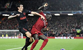 Savic contra Mané en la Champions. | EFE
