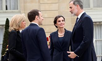 Sobriedad y contacto físico, el justo: la visita de los Reyes al Elíseo