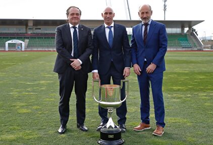 Luis Rubiales (c), con el presidente del Athletic, Aitor Elizegi (d), y el de la Real Sociedad, Jokin Aperribay (i), junto a la Copa del Rey. |  RFEF