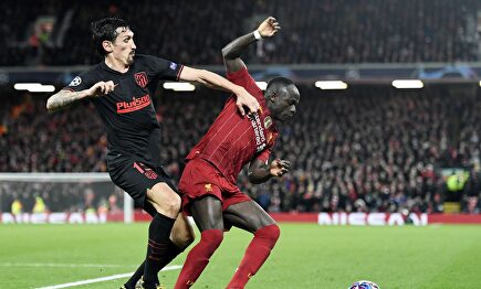 Savic contra Mané en la Champions. | EFE