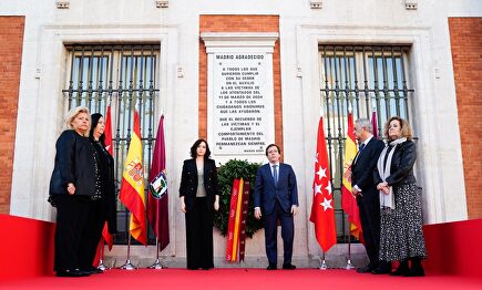 Isabel Díaz Ayuso y José Luis Martínez Almeida en el homenaje en la Puerta del Sol.. |  Twitter