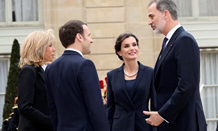 Sobriedad y contacto físico, el justo: la visita de los Reyes al Elíseo