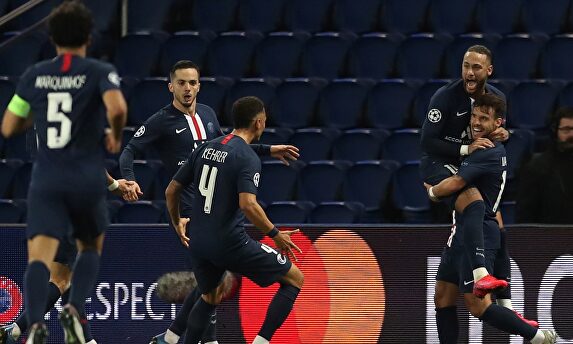 Bernat celebra con Neymar (d) su gol al Borussia Dortmund. | EFE