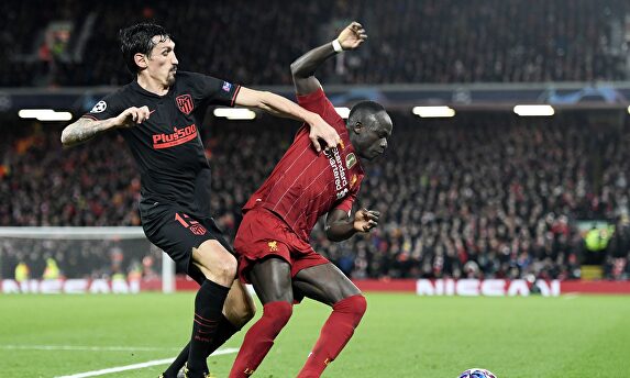 Savic contra Mané en la Champions. | EFE