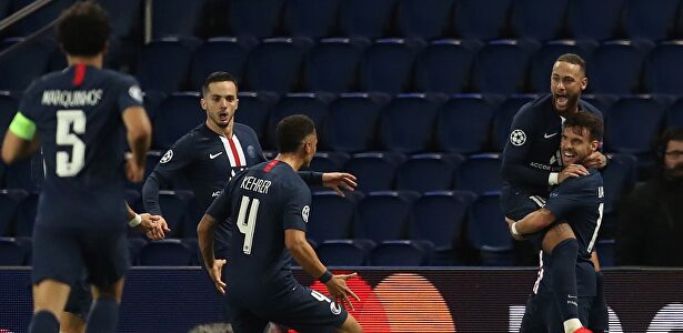Bernat celebra con Neymar (d) su gol al Borussia Dortmund. |  EFE