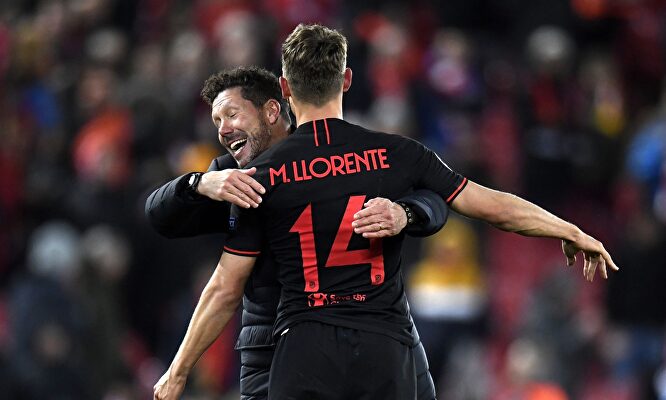 Marcos Llorente celebra con Simeone uno de sus dos goles al Liverpool en Anfield. | EFE