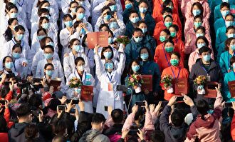 El personal médico celebra después de que todos los pacientes fueran dados de alta en el hospital | EFE