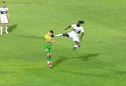 Salvaje patada de Adebayor a un rival: lo de De Jong a Xabi Alonso se queda en caricia