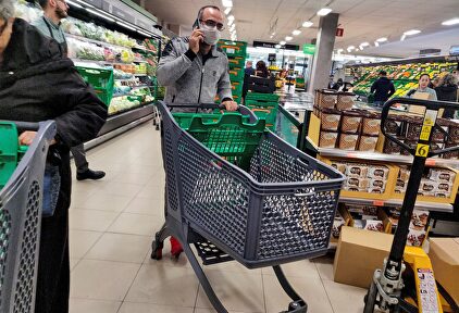 Un cliente con mascarilla en el supermercado | EFE