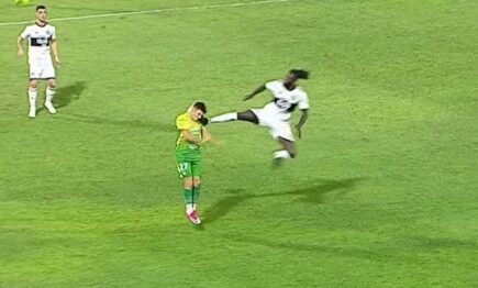 Salvaje patada de Adebayor a un rival: lo de De Jong a Xabi Alonso se queda en caricia