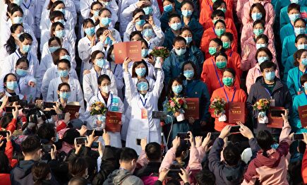 Trabajadores de uno de los nuevos hospitales construidos por China, que cerrará tras la bajada de casos |  EFE