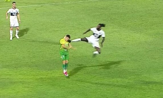 Salvaje patada de Adebayor a un rival: lo de De Jong a Xabi Alonso se queda en caricia