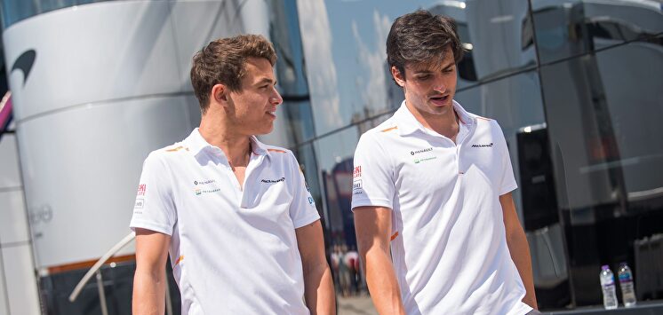 Carlos Sainz (d) y Lando Norris, pilotos del equipo McLaren. |  EFE