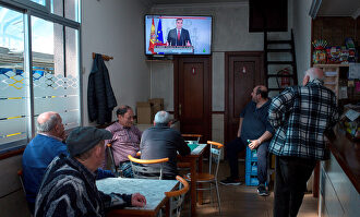 Clientes de un bar siguen la comparecencia de Sánchez. |  EFE