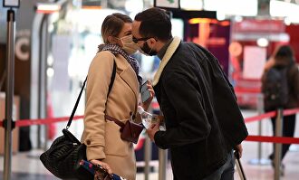 Beso con mascarilla | Gtres