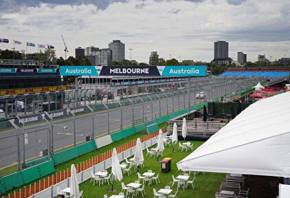 El paddock del circuito Albert Park de Melbourne, vacío tras cancelarse el GP de Australia. |  EFE