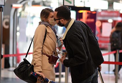 Beso con mascarilla |  Gtres