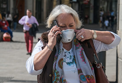 Una mujer camina por la calle con mascarilla. | Cordon Press