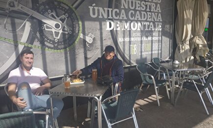 Dos hombres toman "las últimas cervezas" antes de que cierren definitivamente los bares (Madrid) |  LD
