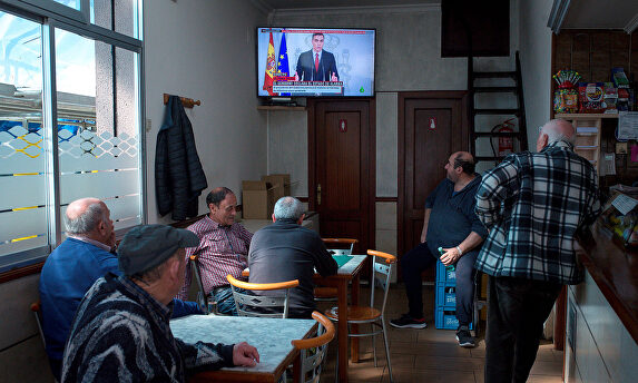 Clientes de un bar siguen la comparecencia de Sánchez. |  EFE