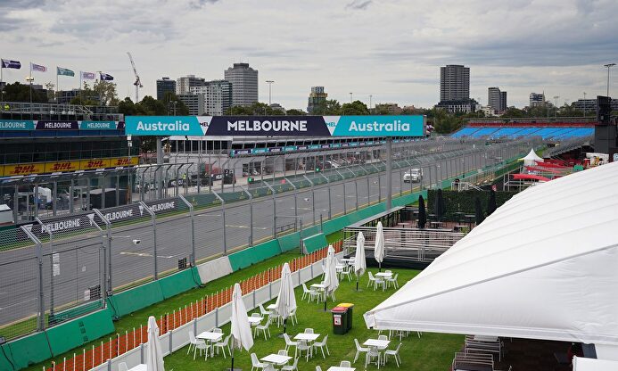 El paddock del circuito Albert Park de Melbourne, vacío tras cancelarse el GP de Australia. |  EFE