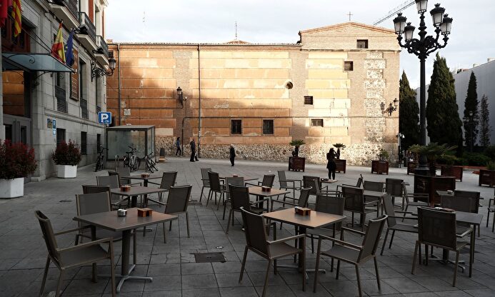 Terraza vacía en el centro de Madrid |  EFE