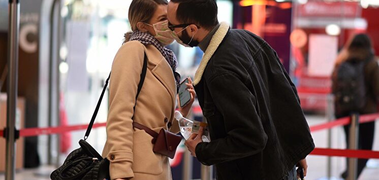 Beso con mascarilla |  Gtres