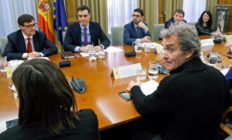 El presidente, el ministro de Sanidad y Fernando Simón en una reunión. |  EFE