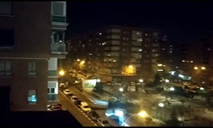 Los madrileños dan un caluroso aplauso a los sanitarios desde sus balcones