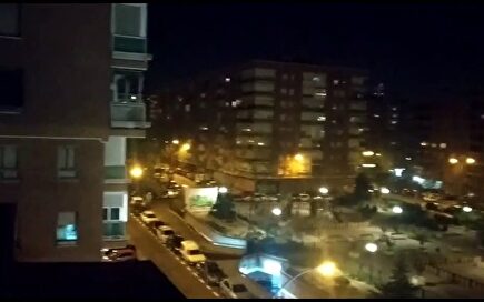 Los madrileños dan un caluroso aplauso a los sanitarios desde sus balcones