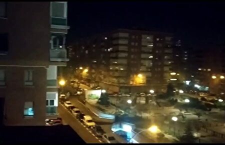 Los madrileños dan un caluroso aplauso a los sanitarios desde sus balcones