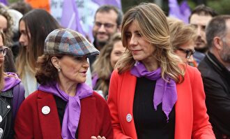 Begoña Gómez, junto a Carmen Calvo | EFE