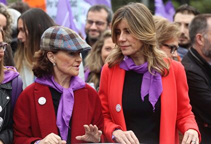Begoña Gómez, junto a Carmen Calvo | EFE