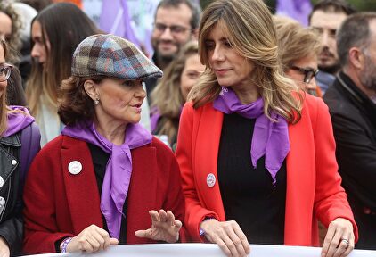 Begoña Gómez junto a la vicepresidenta Carmen Calvo en la manifestación del 8-M. |  EFE