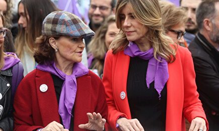 Begoña Gómez junto a la vicepresidenta Carmen Calvo en la manifestación del 8-M. |  EFE