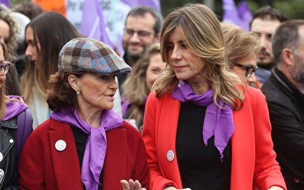 Begoña Gómez, junto a Carmen Calvo | EFE