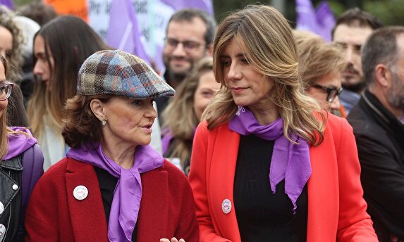 Begoña Gómez, junto a Carmen Calvo | EFE