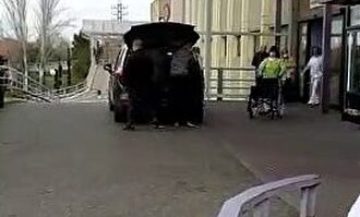 Ciudadanos chinos acuden a los hospitales a donar cajas de mascarillas