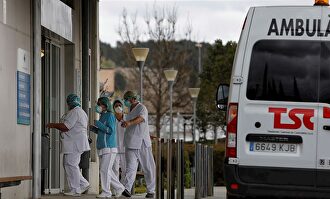 Enfermeros con mascarilla en la puerta de un hospital | EFE