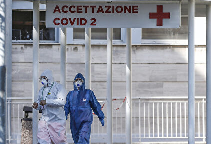 Personal de un hospital de Roma ataviados con trajes protectores. |  Cecilia Fabiano/LaPresse