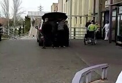 Ciudadanos chinos acuden a los hospitales a donar cajas de mascarillas