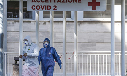 Personal de un hospital de Roma ataviados con trajes protectores. |  Cecilia Fabiano/LaPresse